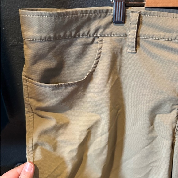 Under Armour Tan Flat Front Shorts Lightweight Casual - Picture 2 of 4